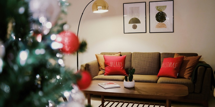 Holiday Décor for Small Homes: The “One Statement, One Texture” Method