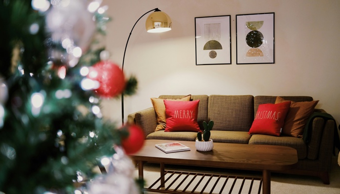 Holiday Décor for Small Homes: The “One Statement, One Texture” Method