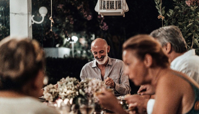 Hosting Without Extra Chairs: The Seating Strategy That Doesn’t Require Buying Anything