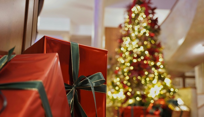 The Gift-Guide Detox: How to Shop the Holidays Without Panic-Buying